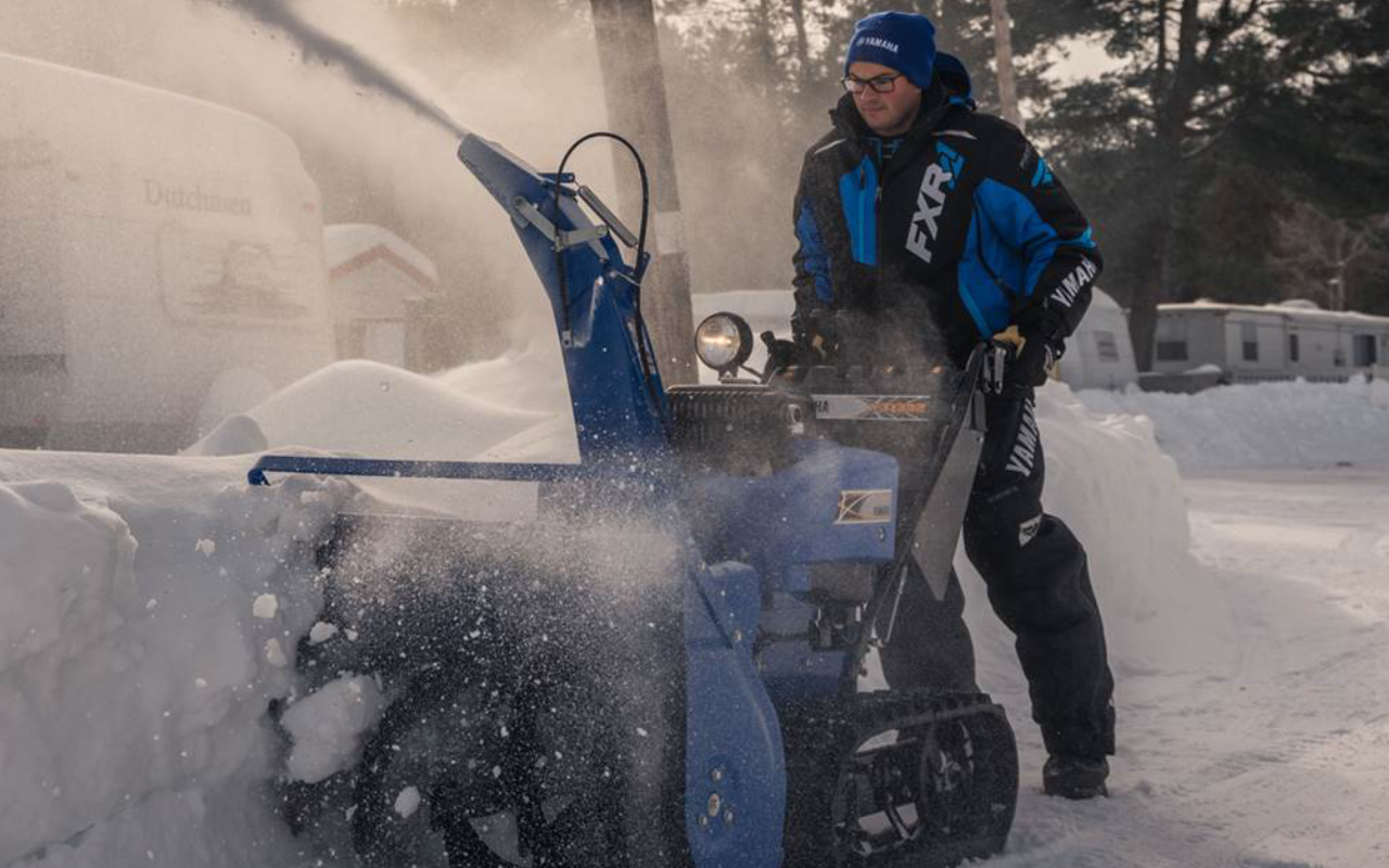 homme en train de souffler de la neige avec une souffleuse Yamaha YT1332ED